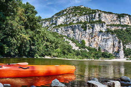 河岸边的Kayak背景图片