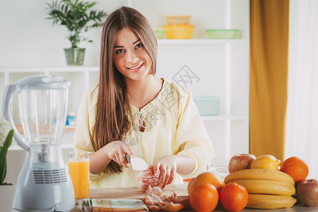 果子女孩厨房食物砧板柚子家庭抗氧化水果桌子香蕉生活方式背景图片