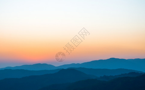 日出在山上植物环境场景旅行季节草地农村薄雾日落太阳背景图片