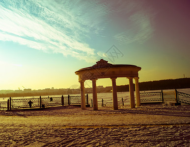 建筑结构是美丽的拱门 在冬季湖中央的湖泊中冬背景图片