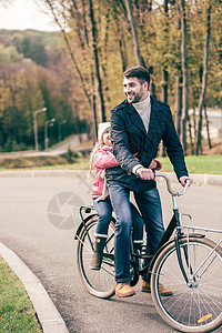爸爸骑车带孩子父亲骑自行车带女儿背景