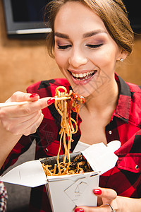 女人吃面面筷子面条女士酒精美食饮料食物女性背景图片