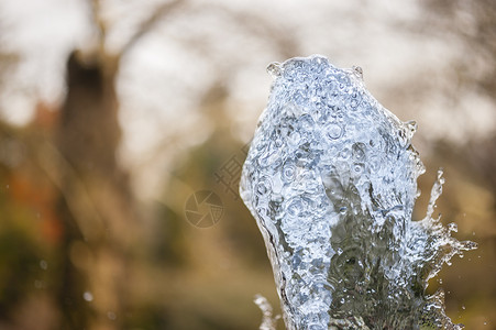 动物喷泉水涌出溪流液体喷射喷口喷出背景图片