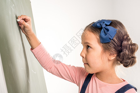 校女生在黑板上画画女孩女性学校孩子背景图片