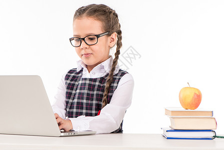 手持膝上型电脑的书桌女学生孩子女性学校女孩背景图片