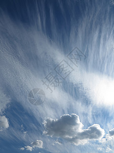顺风顺水云在天空中蓝色天气白色背景