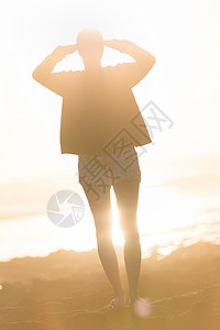 在沙滩上看日落的女人孤独旅行女性冥想太阳海岸生活梦想家心碎成人背景图片
