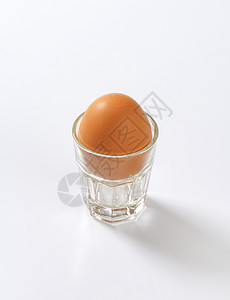 小鸡蛋鸡蛋在玻璃杯中酒杯食物玻璃蛋壳背景