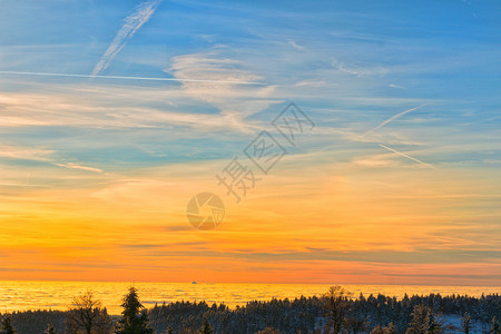 雄鹰山的日落 令人惊异的夜晚 美丽的日落在反向气候旅行天空太阳阳光地平线红色白色橙子假期背景图片