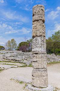 意大利的Paestum废墟晴天蓝色教会岩石旅行柱子地标城市天际建筑学背景图片