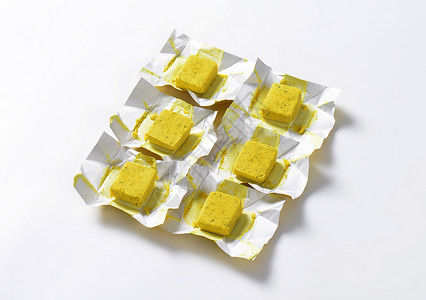 Bouillon 立方体蔬菜美味汤块正方形包装纸黄色方体食物食品股票背景图片