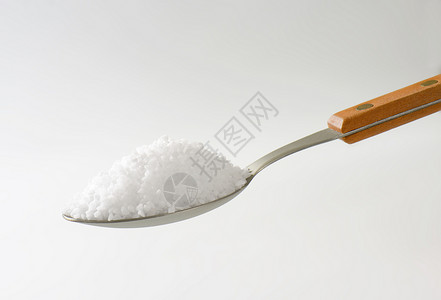 粗粒度一片粗盐矿物食物食品粒度防腐剂氯化钠勺子金属食盐背景
