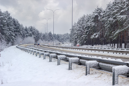 评比栏下雪后两边都有森林的高速公路背景