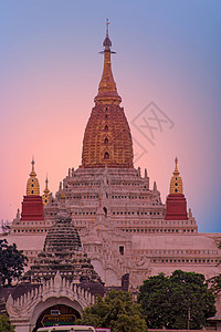 日落时 缅甸巴甘的阿南达寺庙高清图片