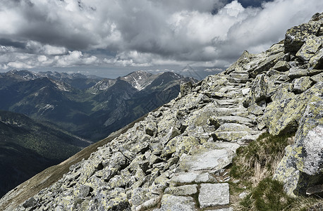 漫步在岩峰中石头顶峰小路天空游客山脉岩石背景图片