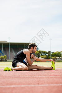进行伸展练习的运动员挑战轨道游戏活力赛跑者拉伸男性运动鞋运行竞赛背景图片