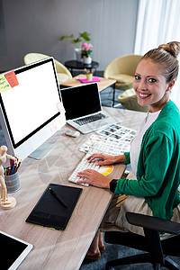 使用计算机的临时工商业妇女潮人机构快乐木板服装微笑插画师休闲笔记本电脑背景图片