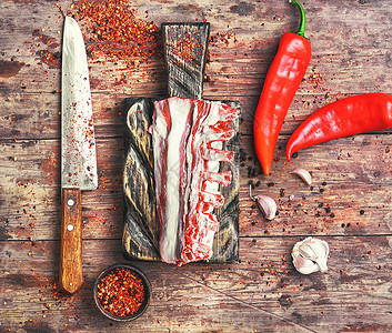 羊肉肋骨上的肉食物厨房木板桌子动物乡村胡椒牛扒香料背景图片
