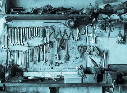 旧工具架靠墙架子作坊收藏螺丝刀工作台钻头工作锤子店铺夹钳背景图片