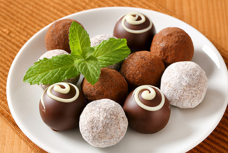 各种巧克力松露糖果甜点杏仁食物坚果美食背景图片