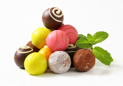 各种巧克力松露和菠萝糖果绿色甜点杏仁粉色水果味道食物奶糖坚果背景图片