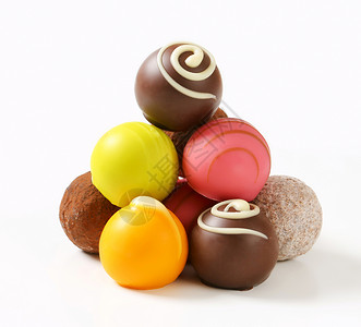各种巧克力松露和菠萝糖果绿色水果棕色粉色杏仁奶糖食物味道甜点背景图片
