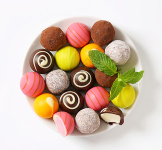 各种巧克力松露和菠萝味道坚果水果奶糖盘子粉色杏仁团体食物甜点背景图片