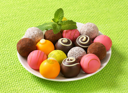 绿色杏仁巧克力球各种巧克力松露和菠萝甜点食物味道橙子坚果绿色水果糖果棕色杏仁背景