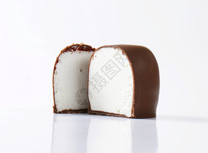 巧克力涂巧克力的棉花糖蛋糕白色食物横截面糖果奶油软糖酥皮甜点背景图片