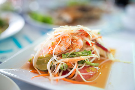 木瓜沙拉配虾美味的辛辣的高清图片