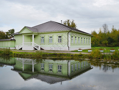 池塘和房屋博物馆的风景高清图片