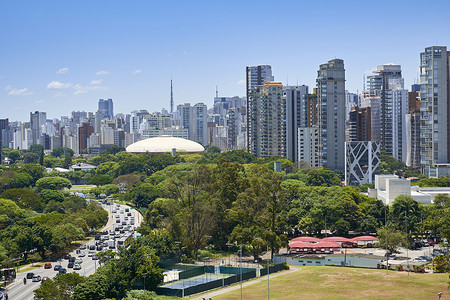 巴西圣保罗市Ibirapuera公园运输天际景观城市市中心大街天空基础设施交通场景背景