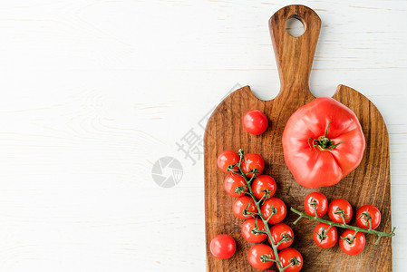 番茄和切面板蔬菜西红柿砧板水平食物木质白色健康饮食视图木板背景图片