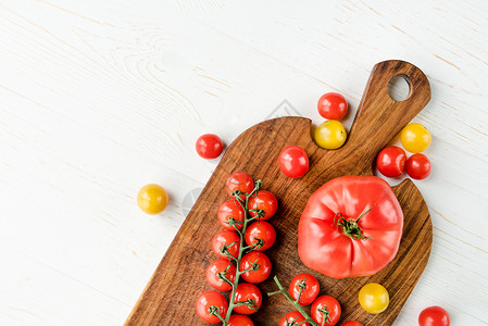 番茄和切面板木质砧板纹理高架食物西红柿蔬菜视图水平白色背景图片