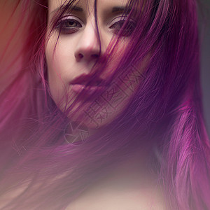 有紫色头发的有吸引力的女孩背景图片