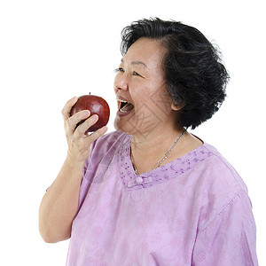 食苹果的成年老年妇女高清图片