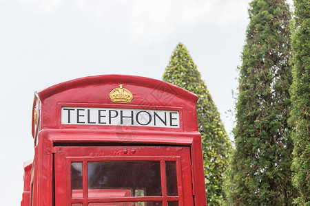 英国红色电话亭花园摊位电话盒子民众公园皇家王国街道背景图片