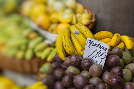 市场香蕉波马代拉岛的新鲜异国水果店铺香蕉指令生产展示假期市场柠檬橙子零售背景