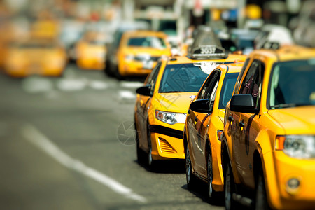 黄色计程车通过美国纽约州纽约时报广场商店指示牌观光旅游出租车场景正方形城市时代广告背景图片