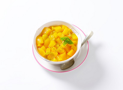 罐桃子高架甜点罐装罐头糖浆水果小吃盘子食物白色背景图片