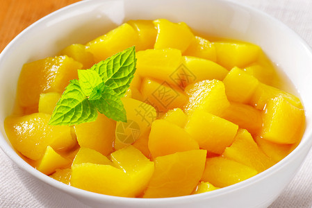 罐桃子糖浆立方体甜点罐头食物小吃罐装白色水果背景图片