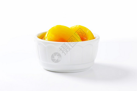 罐头桃子一半罐装糖浆水果甜点小吃食物白色背景图片