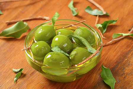 油中的绿橄榄健康腌制高清图片