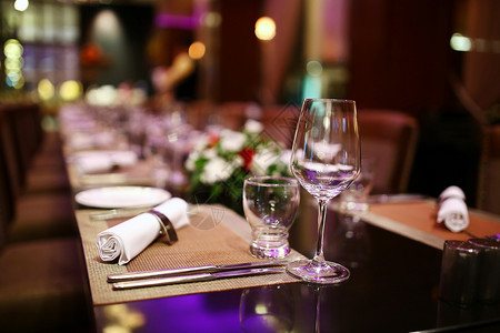 餐厅保留餐桌咖啡店宴会白色银器午餐环境玻璃盘子用餐餐具背景图片
