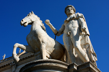马特尔在国会广场前骑着一匹马的卡斯特尔雕像 Ro假期大理石数字旅行建筑学古董雕塑神话帝国大厅背景