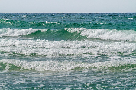 带滚动波的海景蓝色旅行天空地震风暴气候海洋危险背景图片