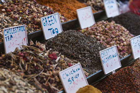 在土耳其伊斯坦布尔大巴萨的茶叶店草本植物价格展示店铺火鸡粉末美食零售旅游贸易背景