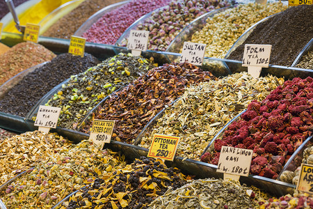在土耳其伊斯坦布尔大巴萨的茶叶店草本植物集市辣椒胡椒零售贸易价格香料食物标签背景
