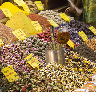 在土耳其伊斯坦布尔大巴萨的茶叶店销售集市香气香料胡椒贸易展示旅游美食文化背景