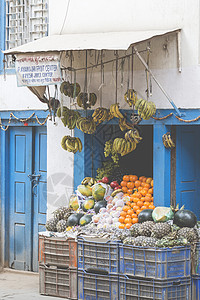 市场香蕉尼泊尔加德满都的新鲜果汁和水果店人士陈列柜展示男生菠萝市场生产橙子石榴消费者背景